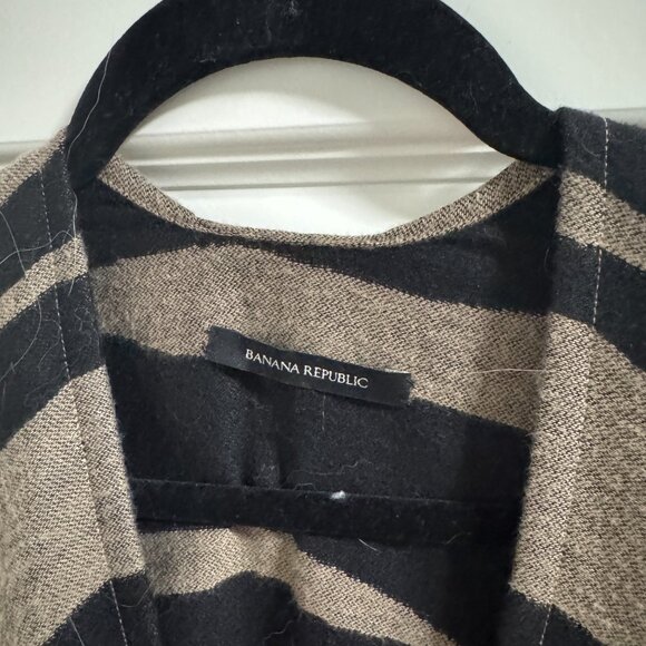 Banana Republic Shawl in Animal Print with fringe detail - Picture 2 of 5